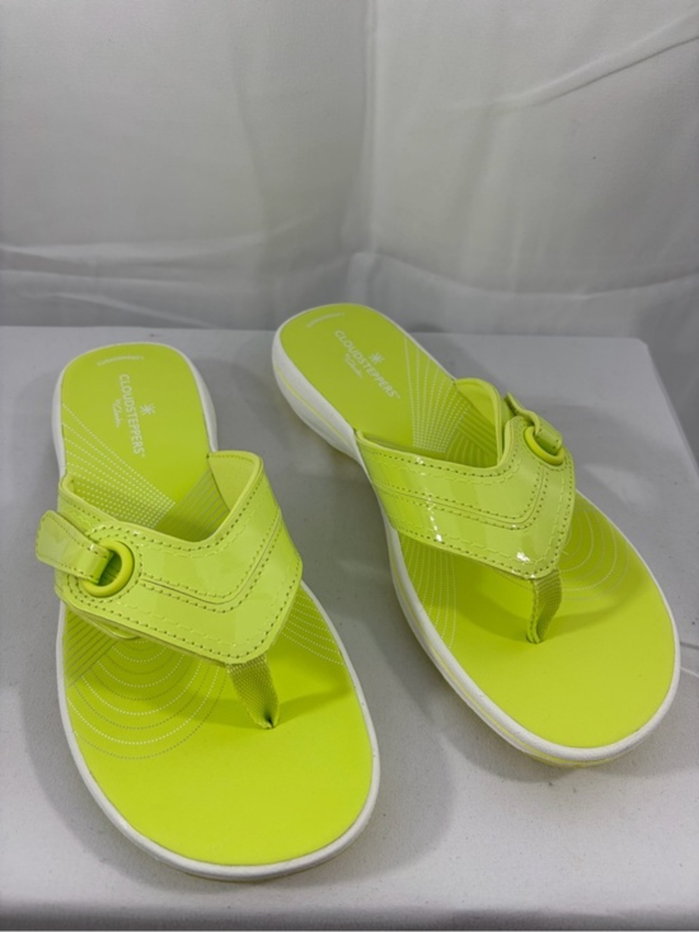 NWT Clarks Cloudsteppers Women’s Size 7 Neon Yellow Sandals